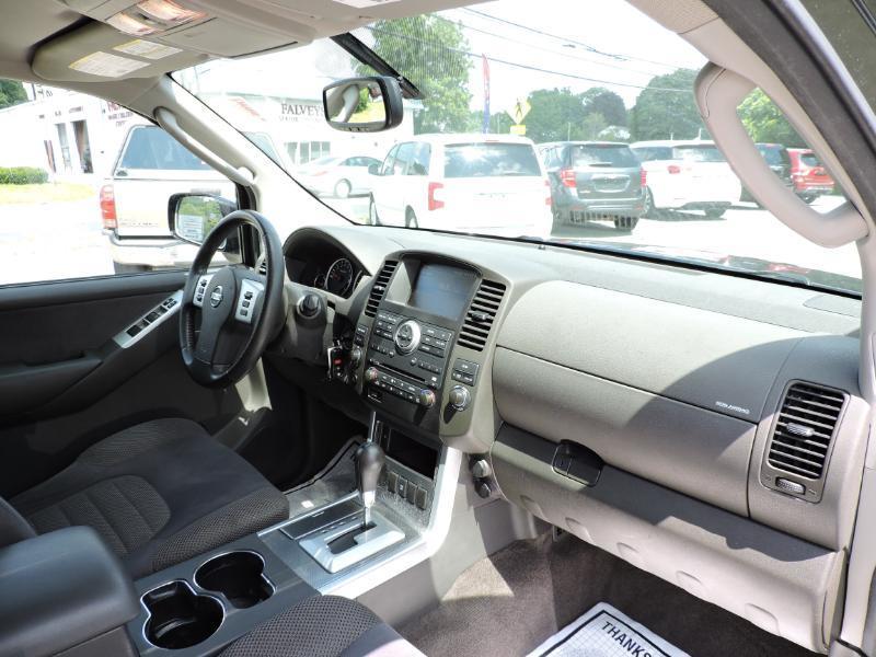 Nissan Pathfinder LE 2WD 2011