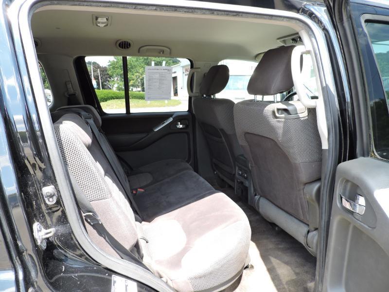 Nissan Pathfinder LE 2WD 2011