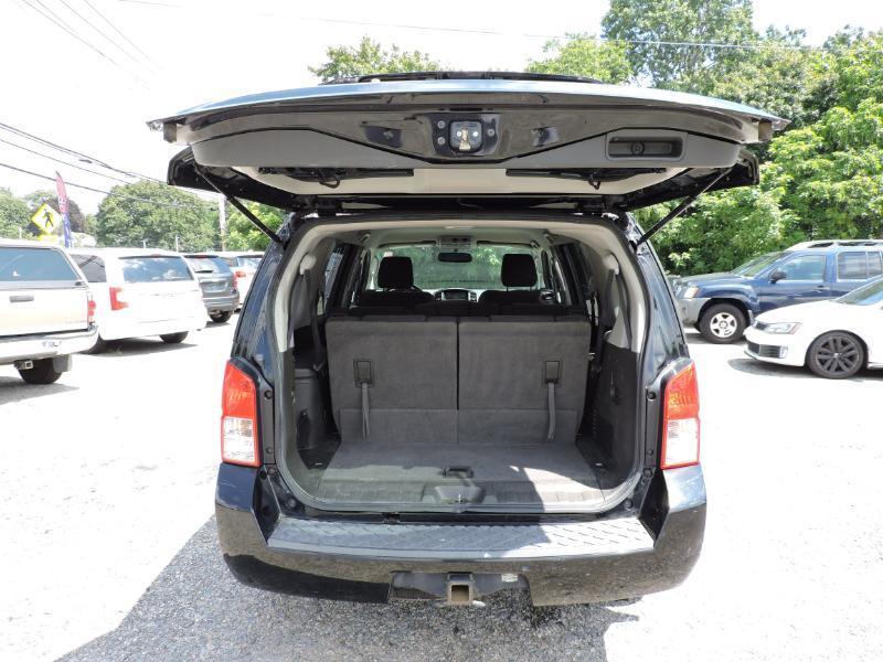 Nissan Pathfinder LE 2WD 2011