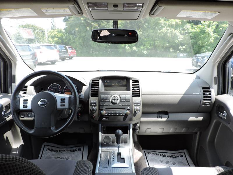 Nissan Pathfinder LE 2WD 2011