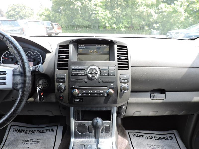 Nissan Pathfinder LE 2WD 2011