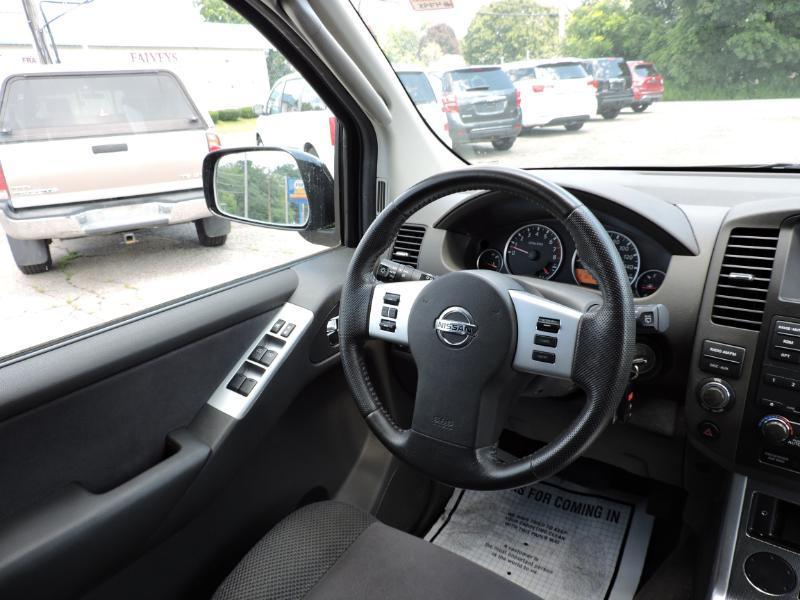 Nissan Pathfinder LE 2WD 2011