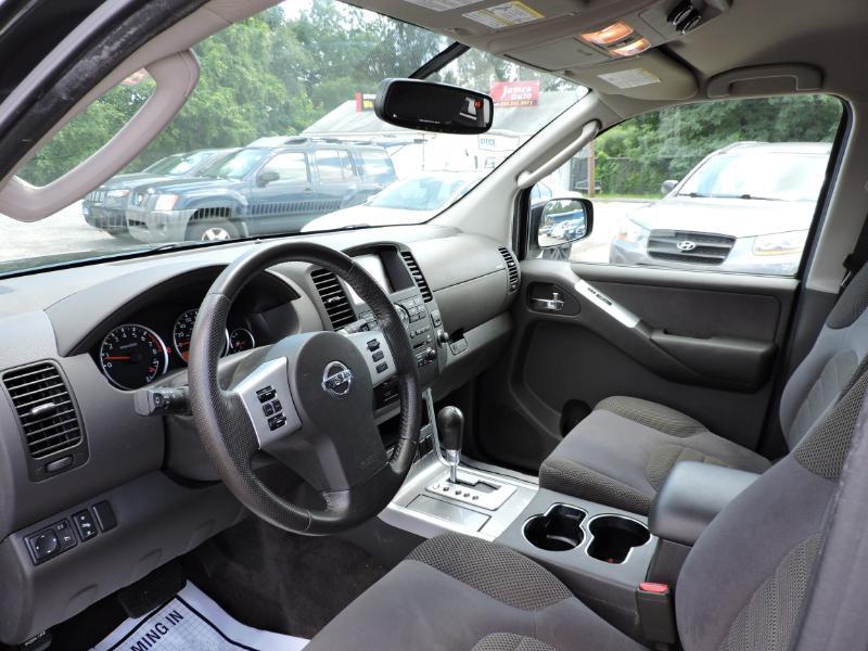 Nissan Pathfinder LE 2WD 2011