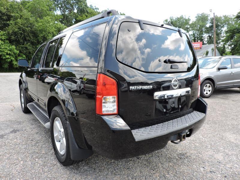 Nissan Pathfinder LE 2WD 2011