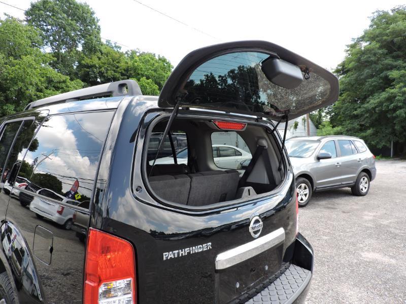 Nissan Pathfinder LE 2WD 2011