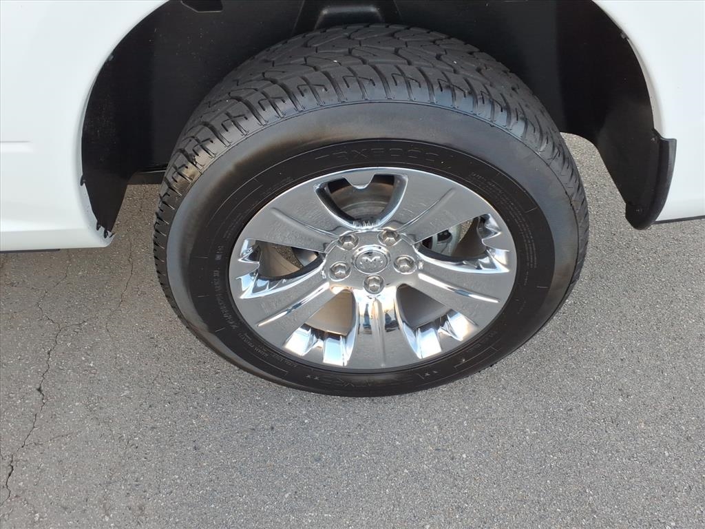 RAM 1500 Classic Tradesman 4x4 Crew Cab 5'7" Box 2022