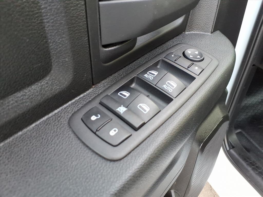 RAM 1500 Classic Tradesman 4x4 Crew Cab 5'7" Box 2022