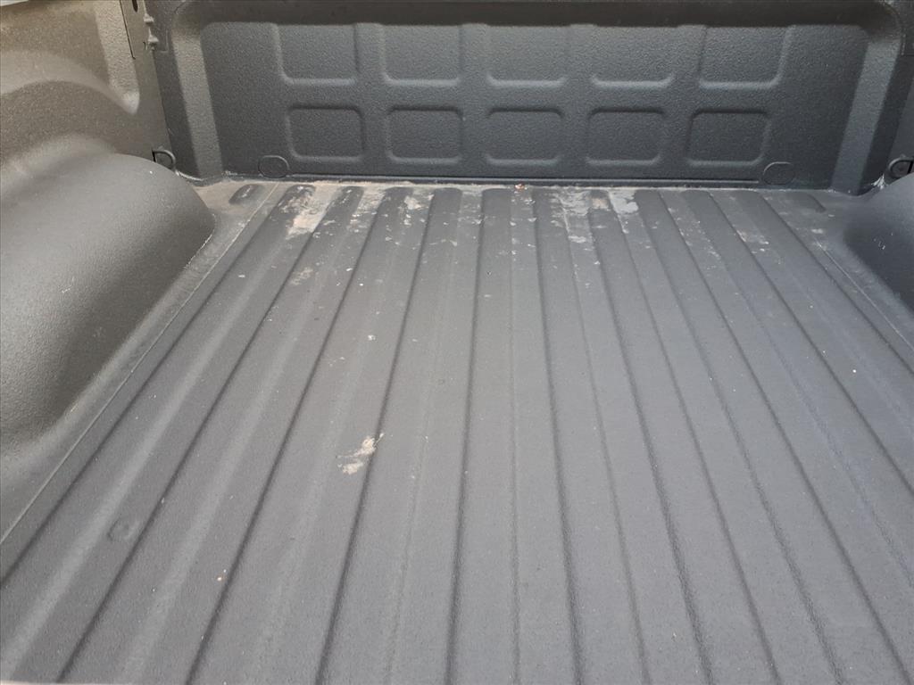 RAM 1500 Classic Tradesman 4x4 Crew Cab 5'7" Box 2022