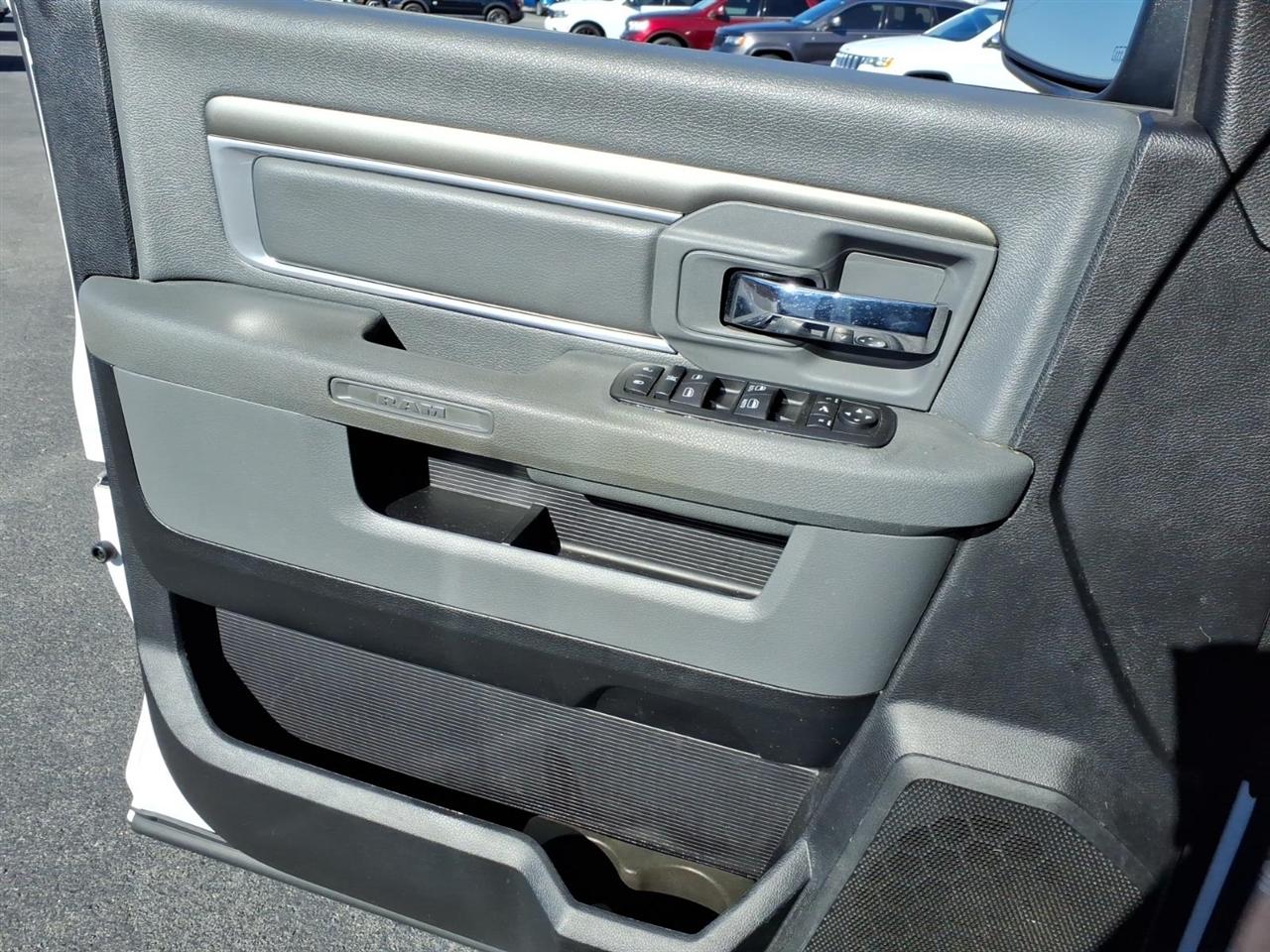 RAM 1500 2WD Crew Cab 140.5" Big Horn 2014