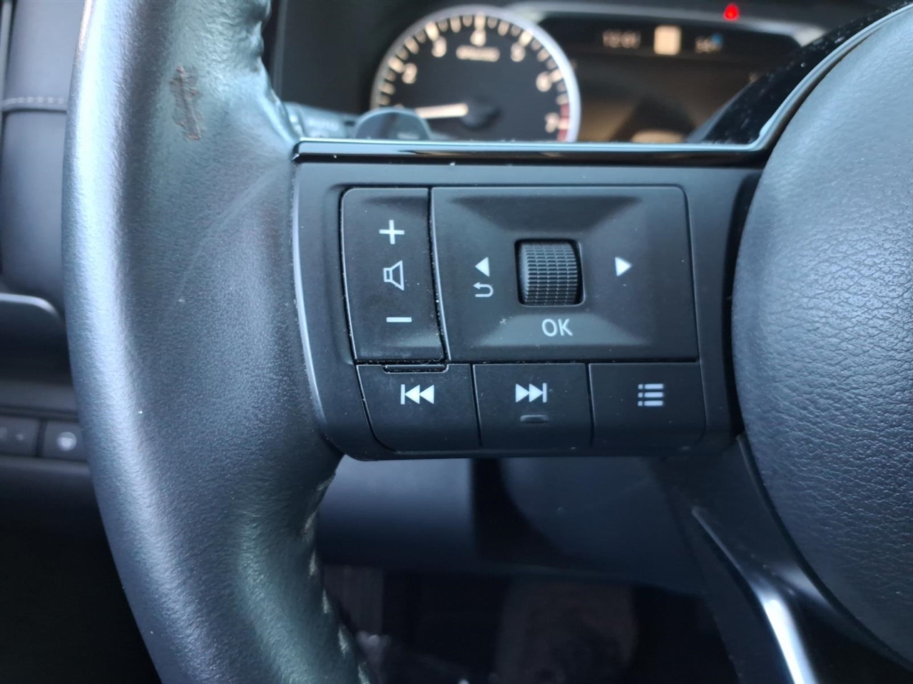 Nissan Pathfinder SL 2WD 2023