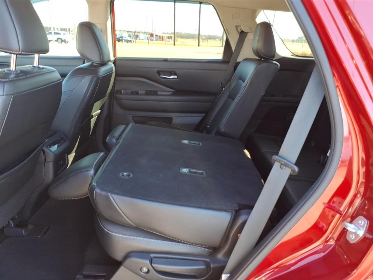 Nissan Pathfinder SL 2WD 2023