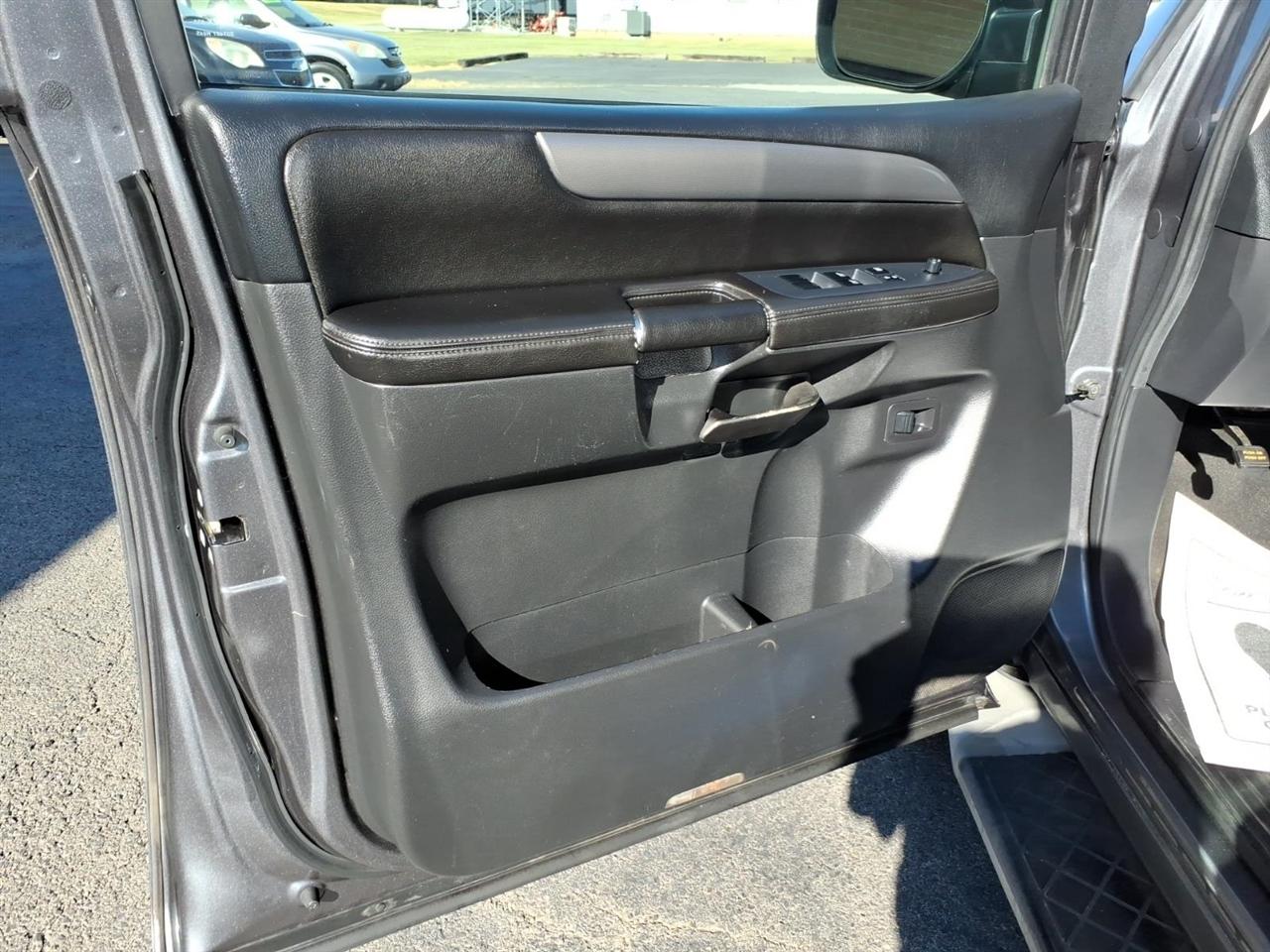 Nissan Armada 2WD 4dr SV 2013
