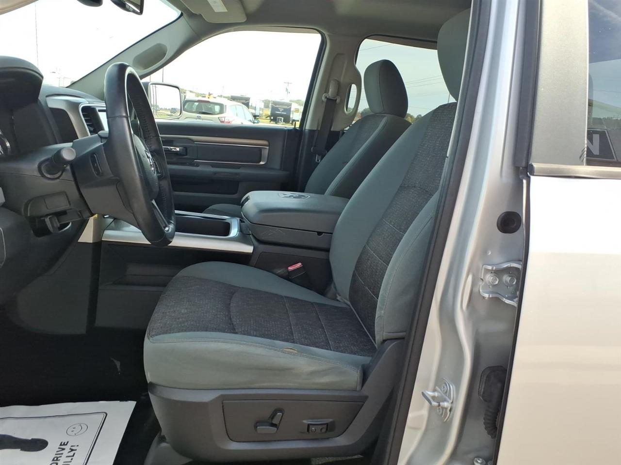 RAM 1500 4WD Crew Cab 140.5" Big Horn 2016