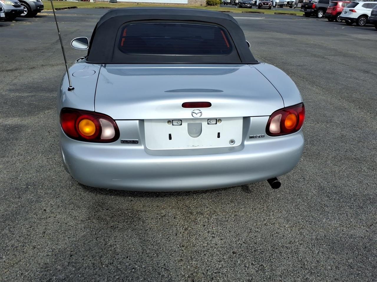 Mazda MX-5 Miata 2dr Conv SE Special Edition 2000
