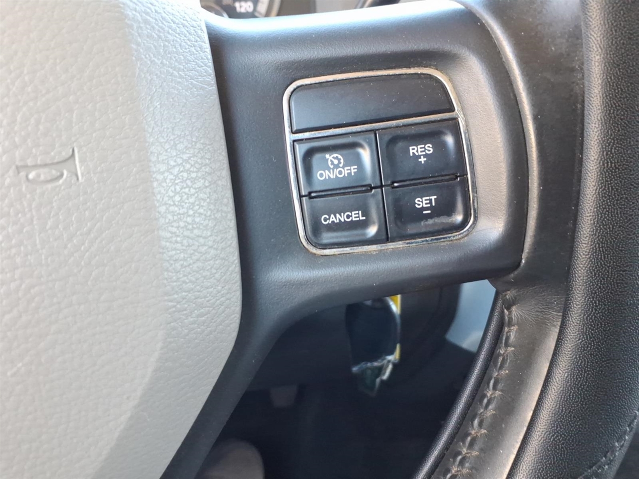 RAM 1500 SLT Crew Cab 4WD 2012