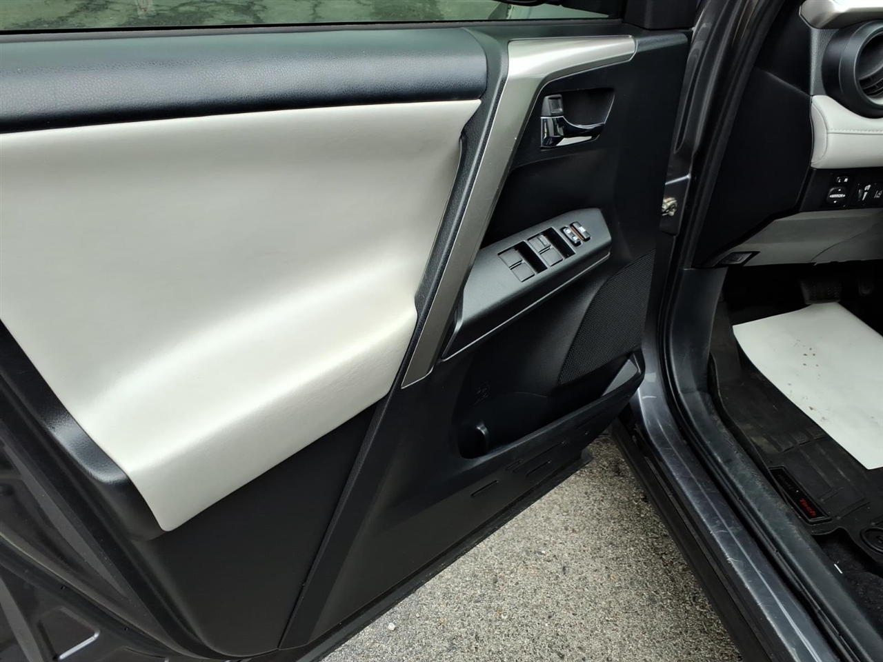 Toyota RAV4 XLE FWD 2018