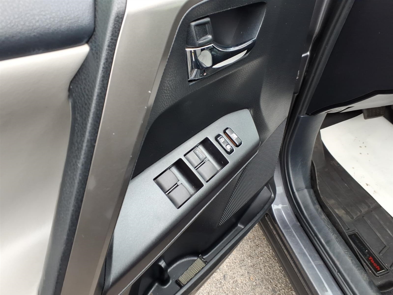 Toyota RAV4 XLE FWD 2018