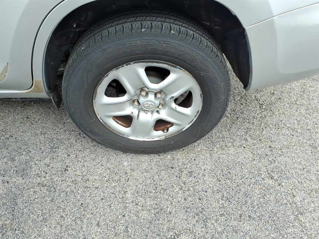 Toyota RAV4 Base I4 2WD 2011