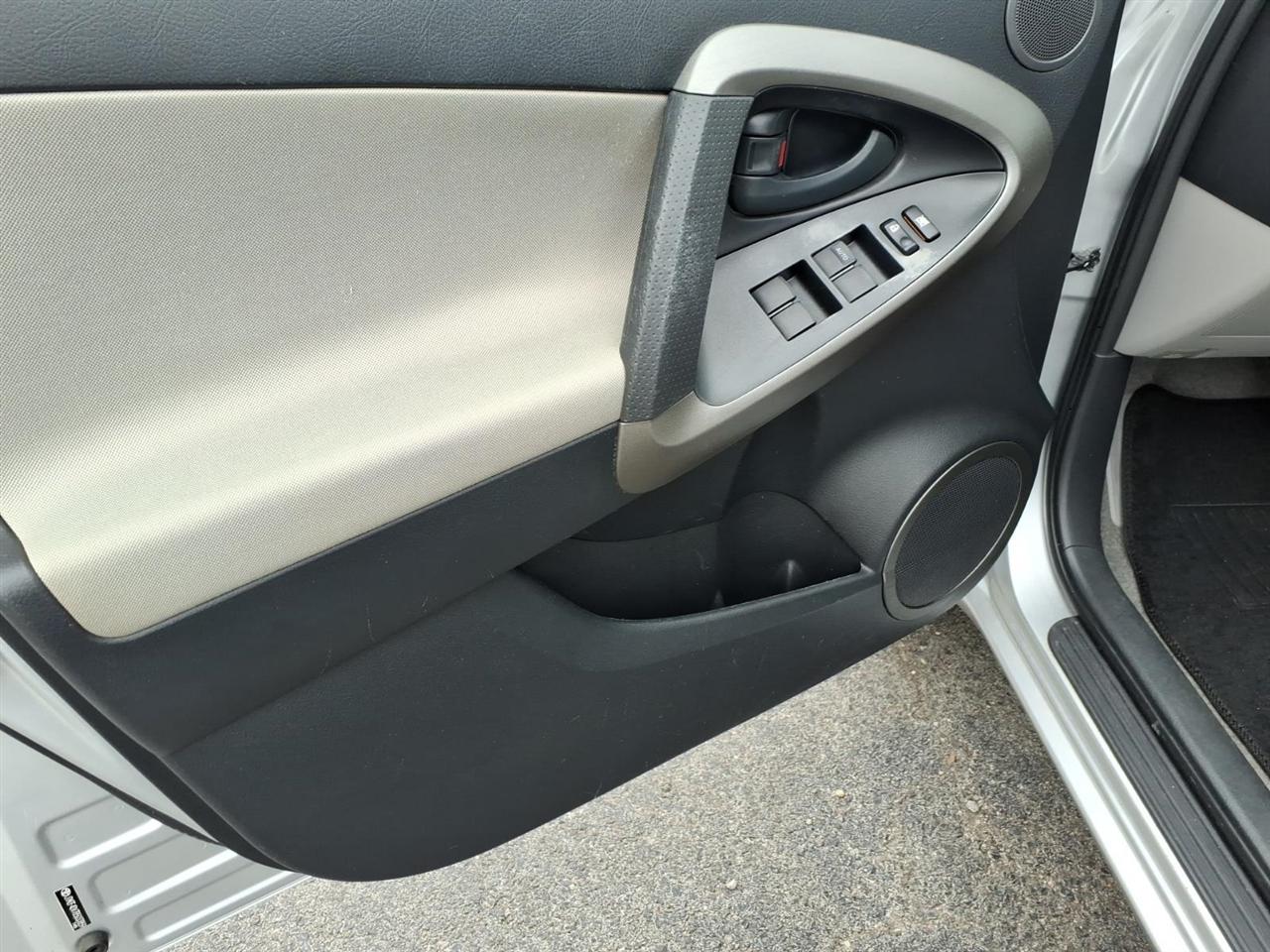 Toyota RAV4 Base I4 2WD 2011