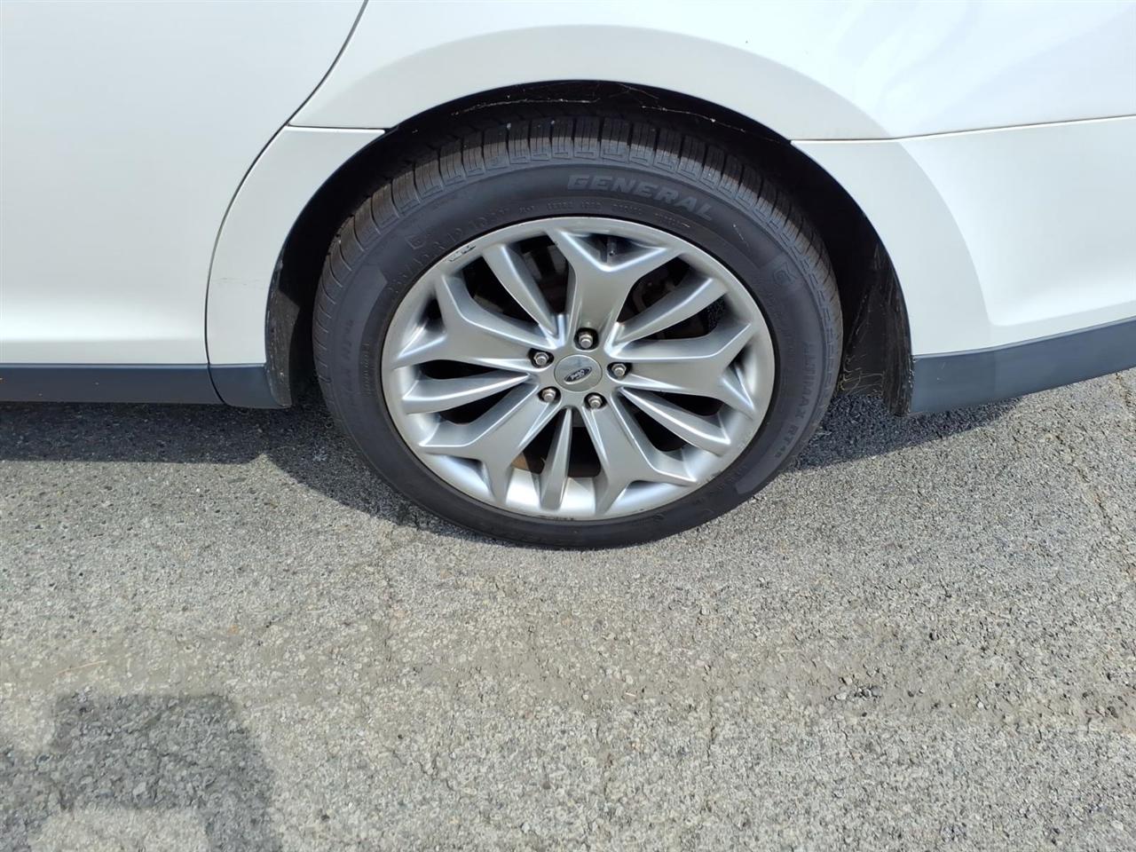 Ford Taurus Limited FWD 2013