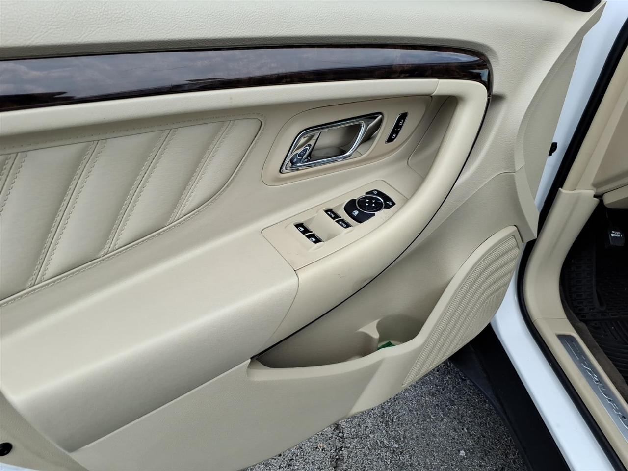 Ford Taurus Limited FWD 2013