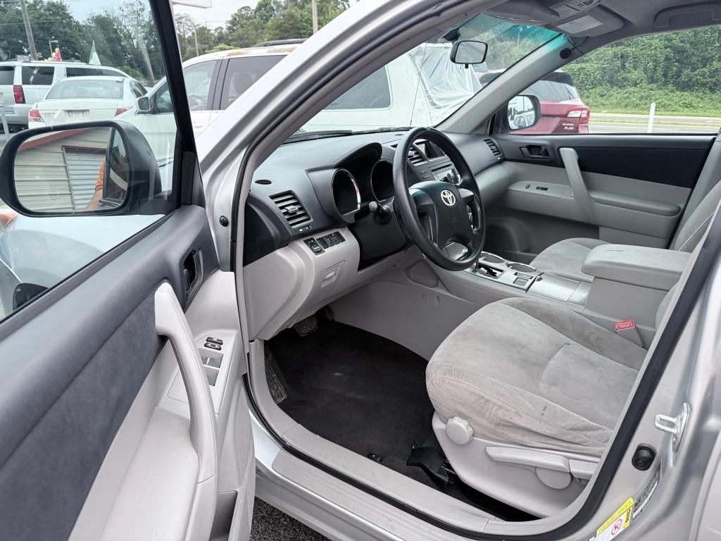 Toyota Highlander Base 2WD V6 2012
