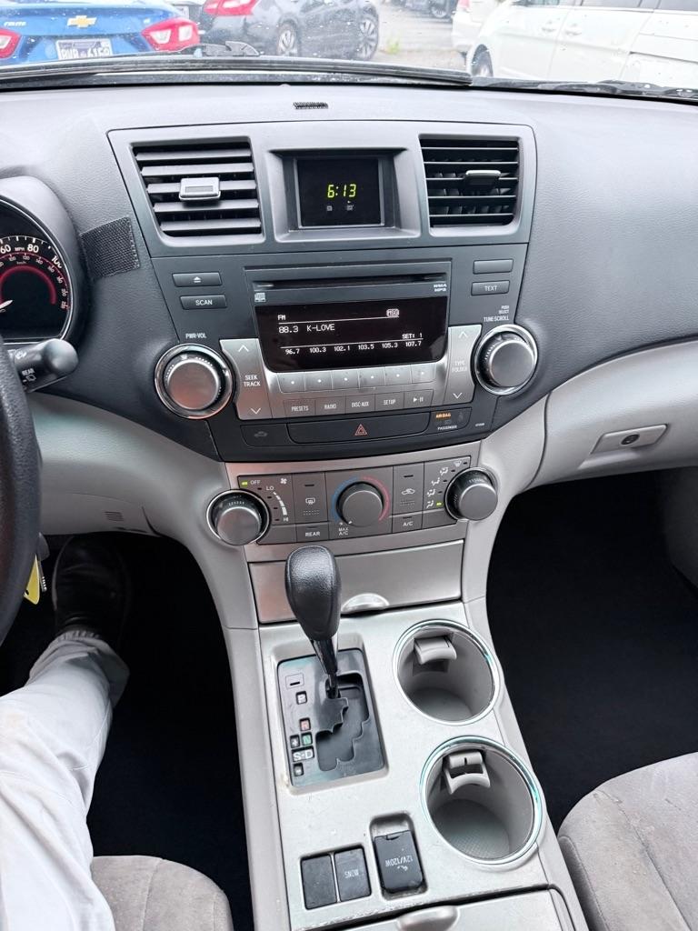 Toyota Highlander Base 2WD V6 2012