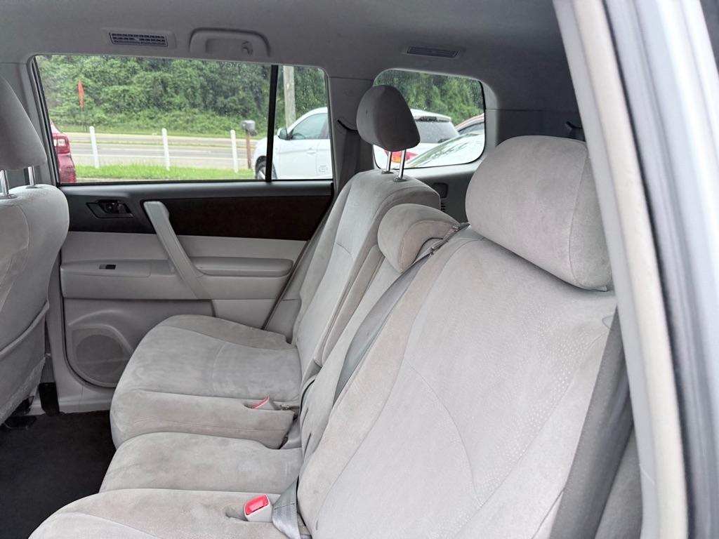 Toyota Highlander Base 2WD V6 2012