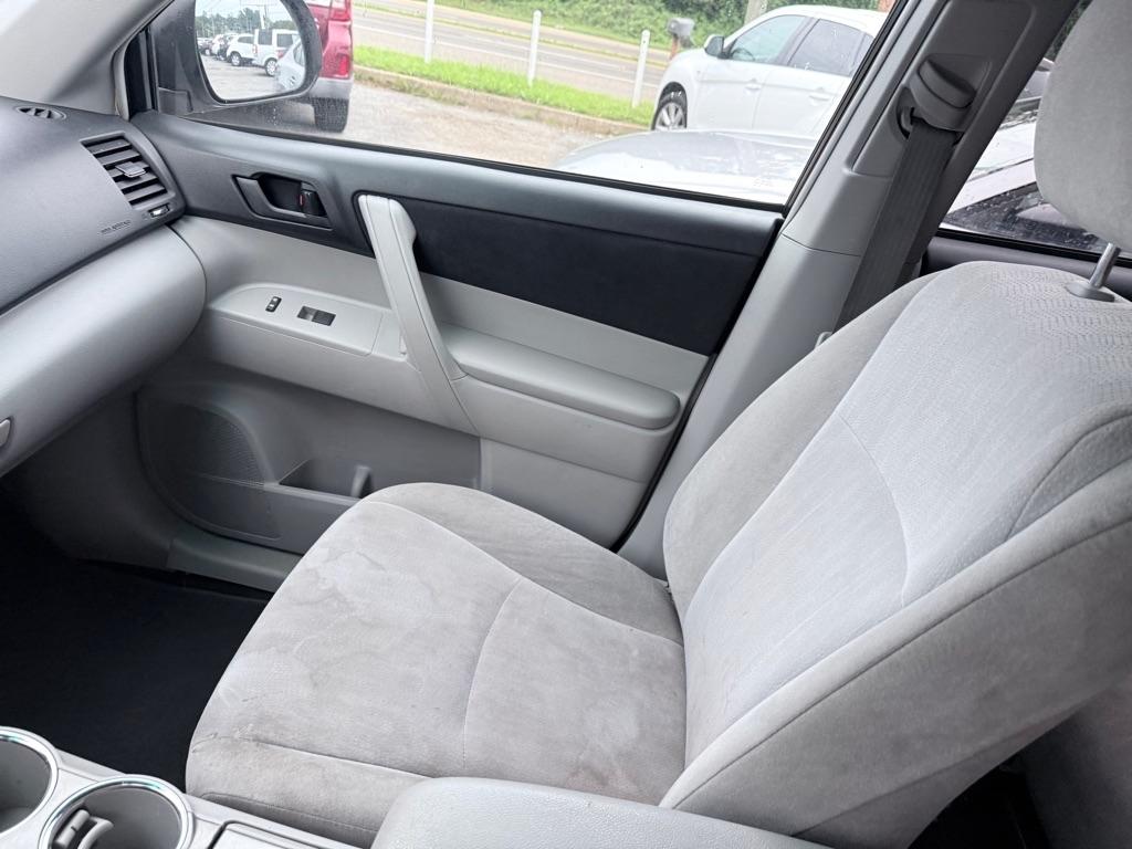 Toyota Highlander Base 2WD V6 2012