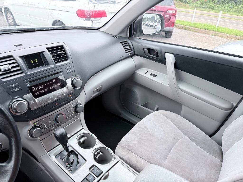 Toyota Highlander Base 2WD V6 2012