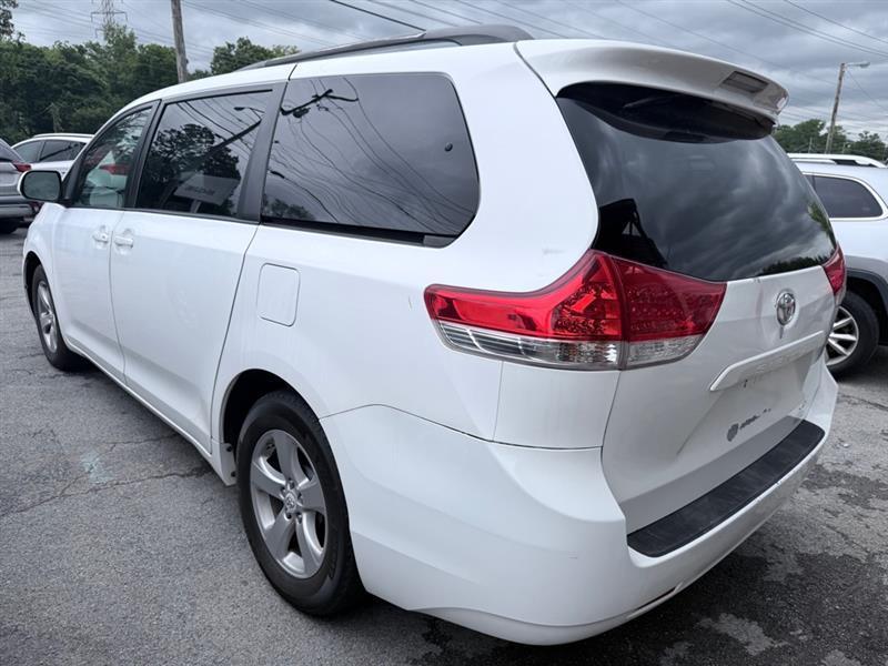 Toyota Sienna LE 8-Pass V6 2011