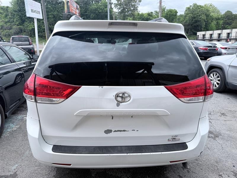 Toyota Sienna LE 8-Pass V6 2011