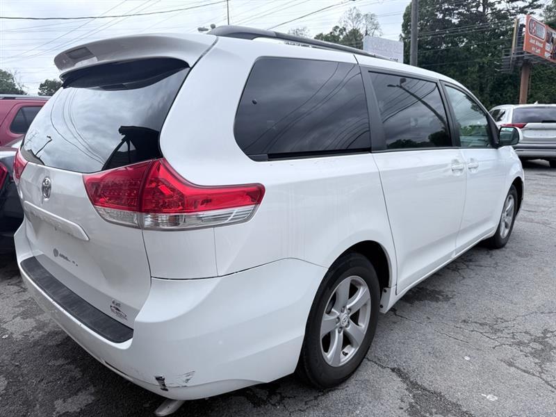 Toyota Sienna LE 8-Pass V6 2011
