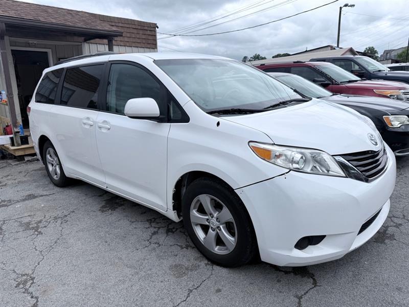 Toyota Sienna LE 8-Pass V6 2011