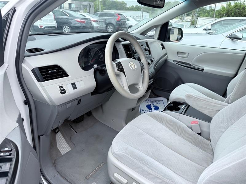 Toyota Sienna LE 8-Pass V6 2011