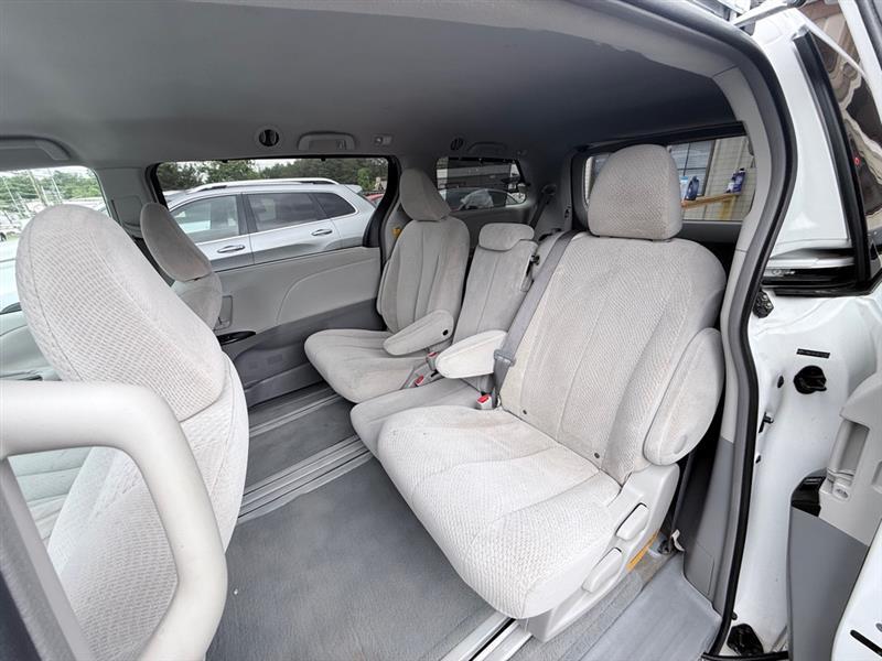 Toyota Sienna LE 8-Pass V6 2011
