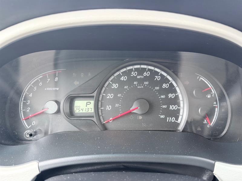 Toyota Sienna LE 8-Pass V6 2011