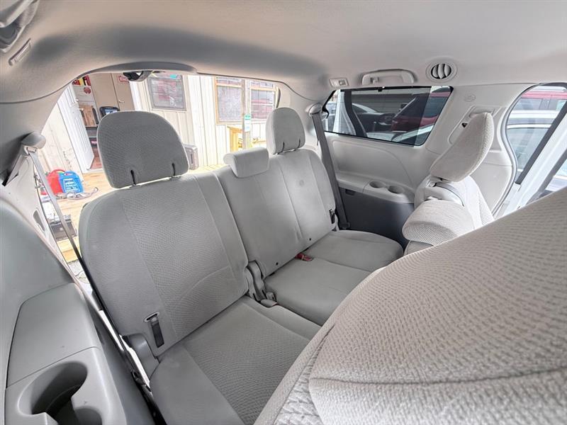 Toyota Sienna LE 8-Pass V6 2011