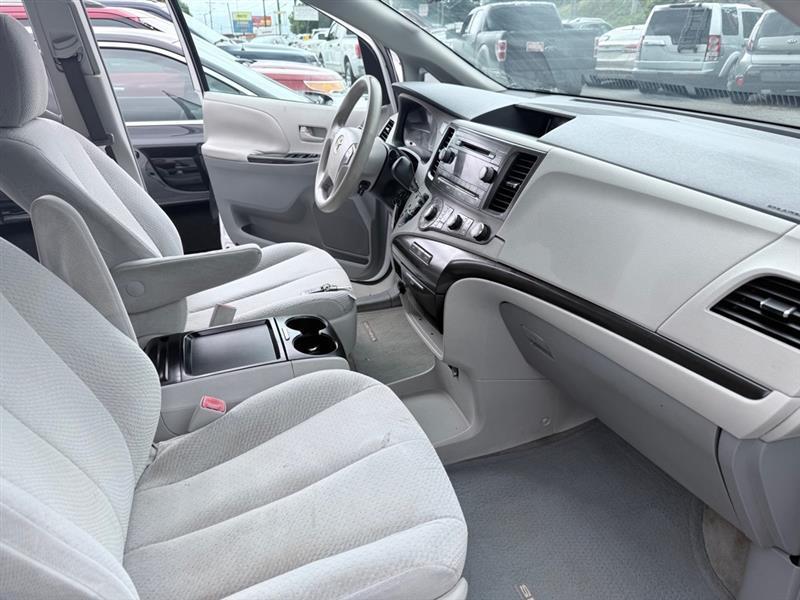 Toyota Sienna LE 8-Pass V6 2011
