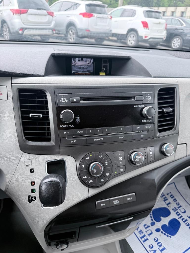 Toyota Sienna LE 8-Pass V6 2011
