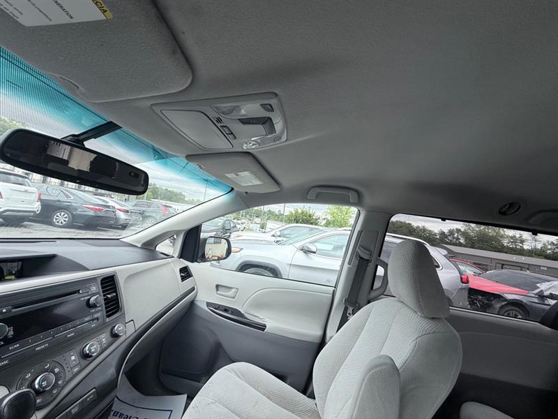 Toyota Sienna LE 8-Pass V6 2011
