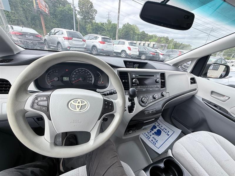 Toyota Sienna LE 8-Pass V6 2011