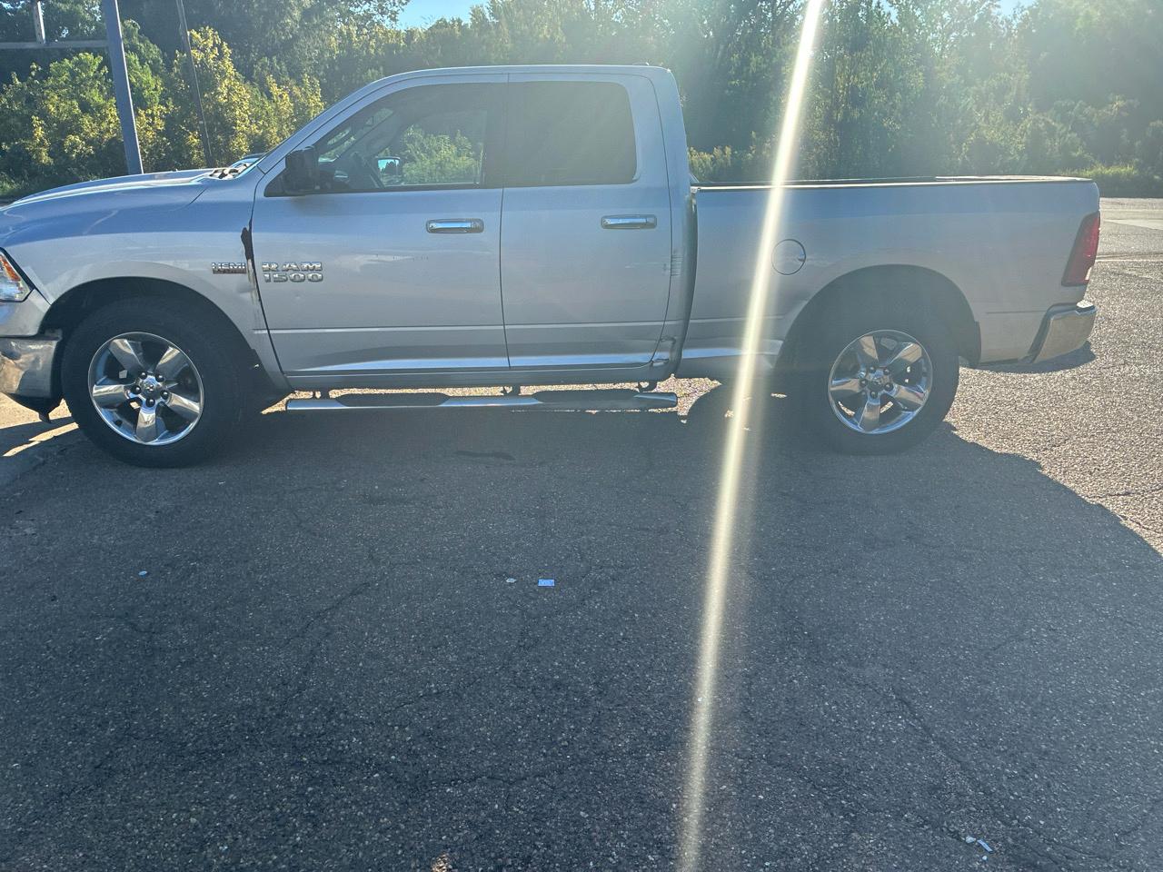 RAM 1500 4WD Quad Cab 140.5" SLT 2017