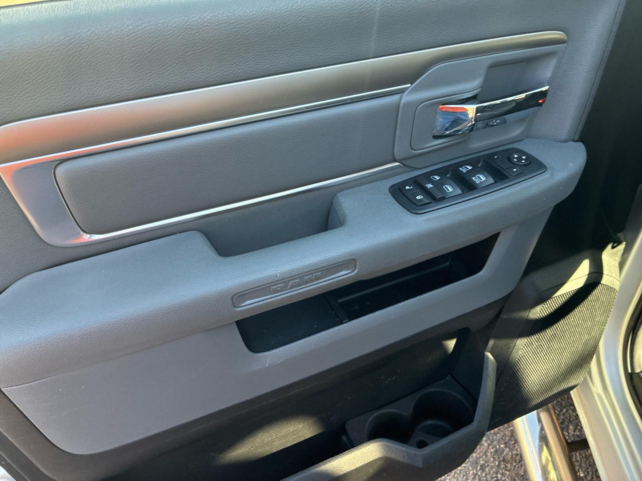 RAM 1500 4WD Quad Cab 140.5" SLT 2017