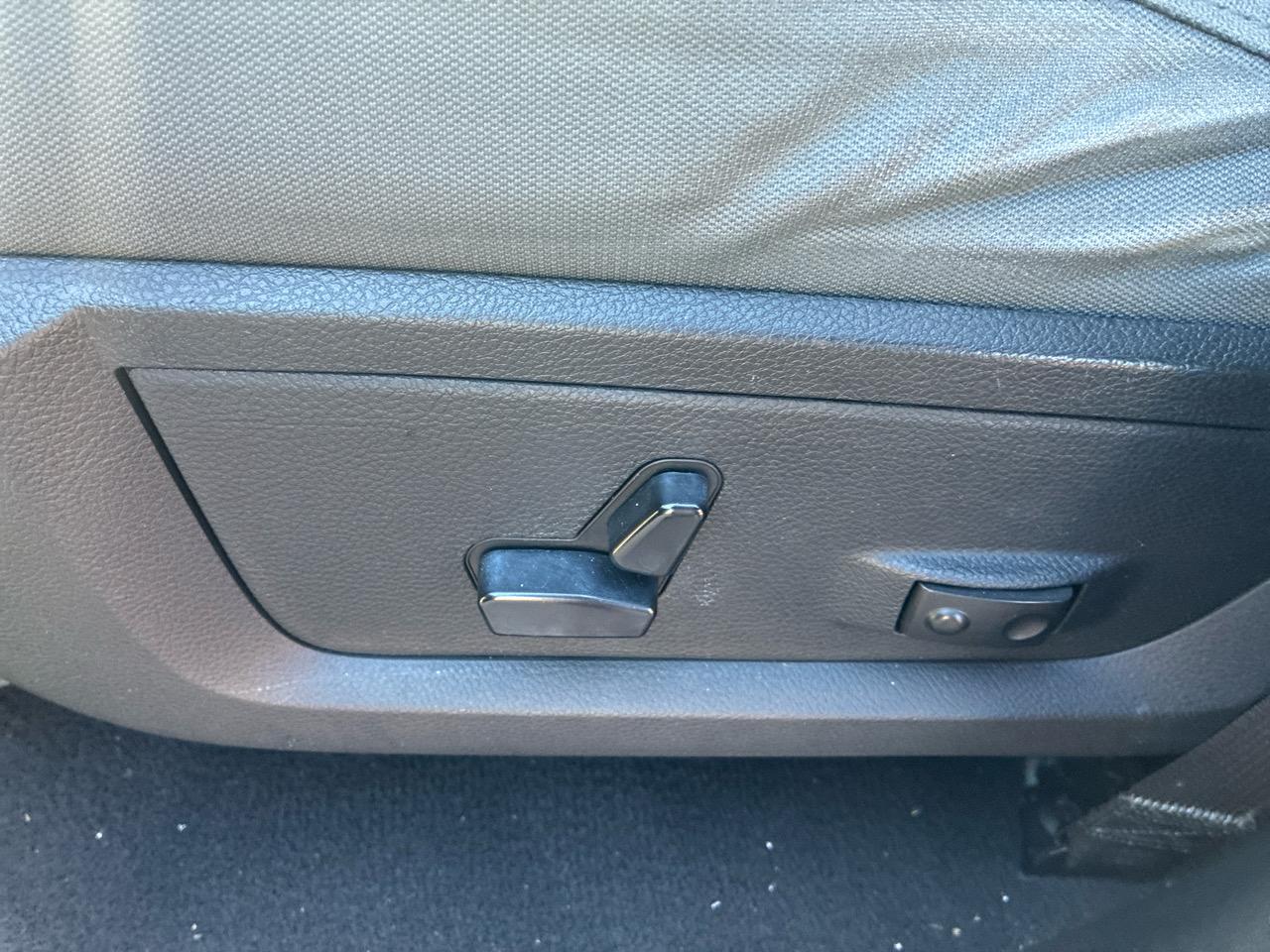 RAM 1500 4WD Quad Cab 140.5" SLT 2017