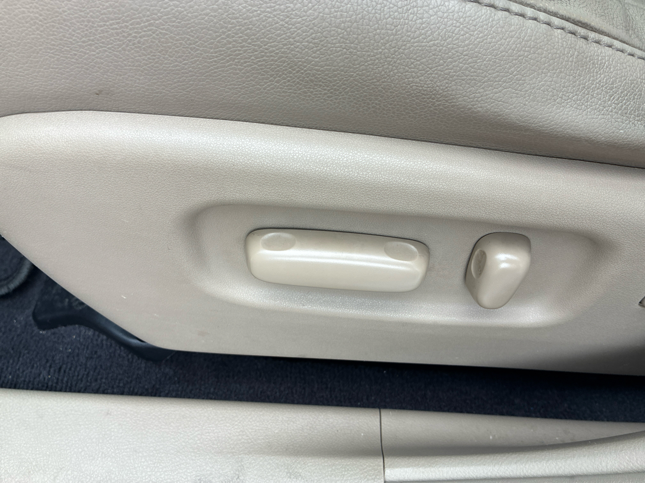 Toyota Highlander FWD 4dr V6 (Natl) 2012