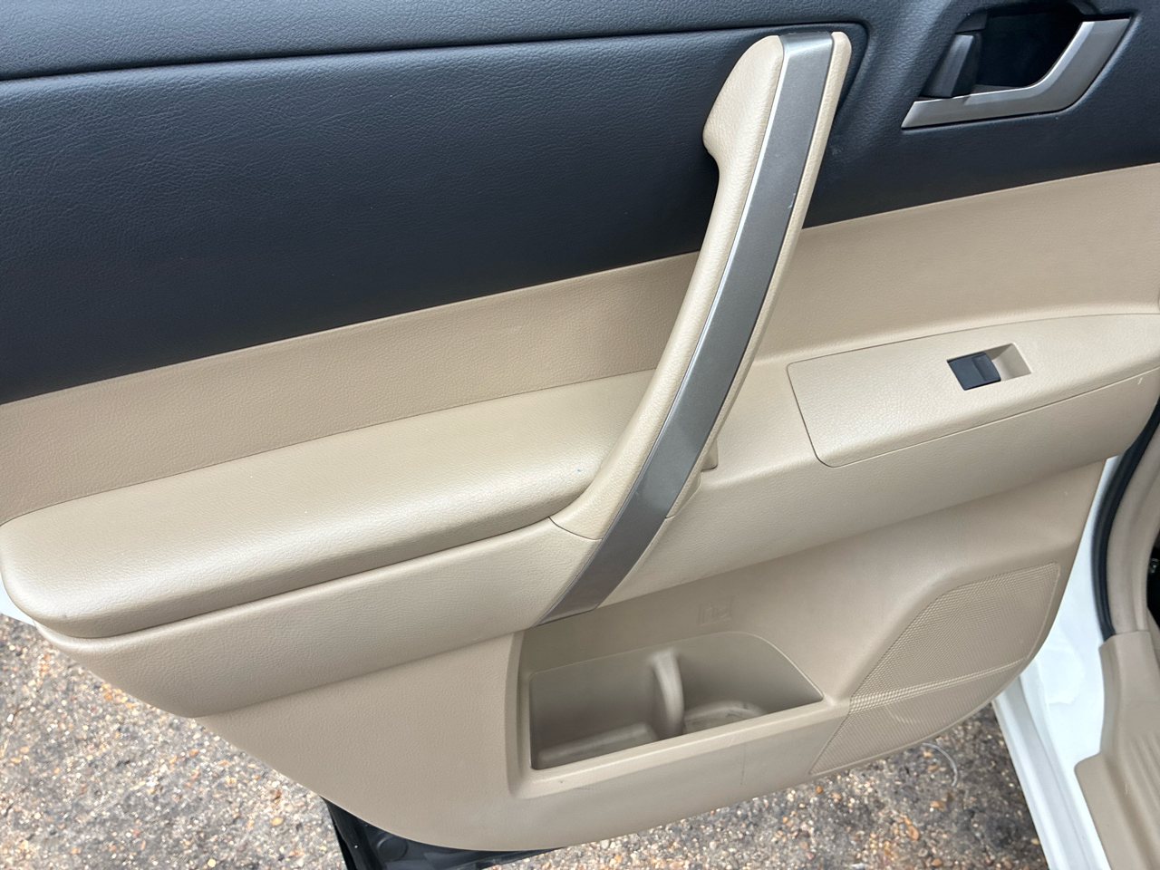 Toyota Highlander FWD 4dr V6 (Natl) 2012