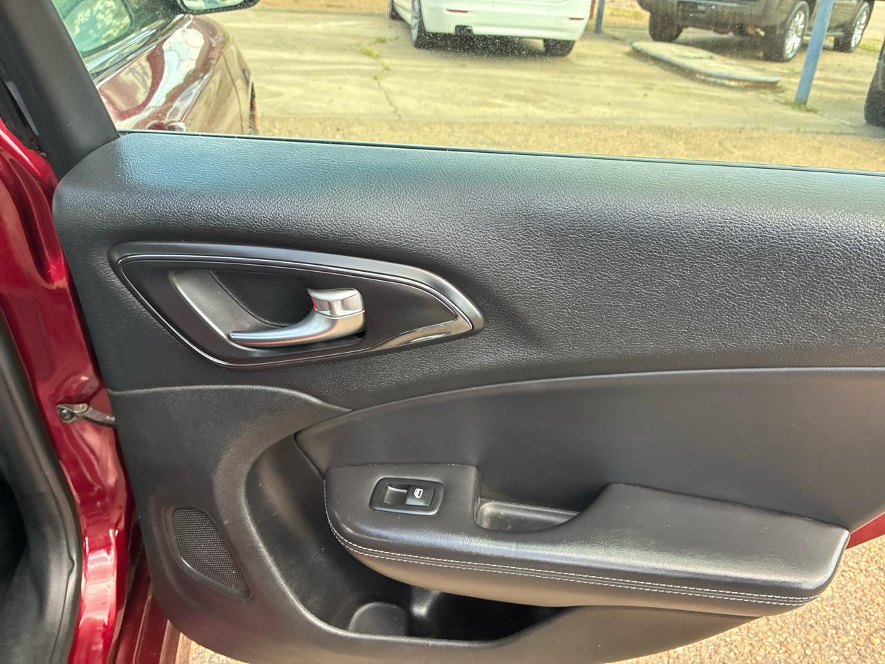 Chrysler 200 4dr Sdn S FWD 2015