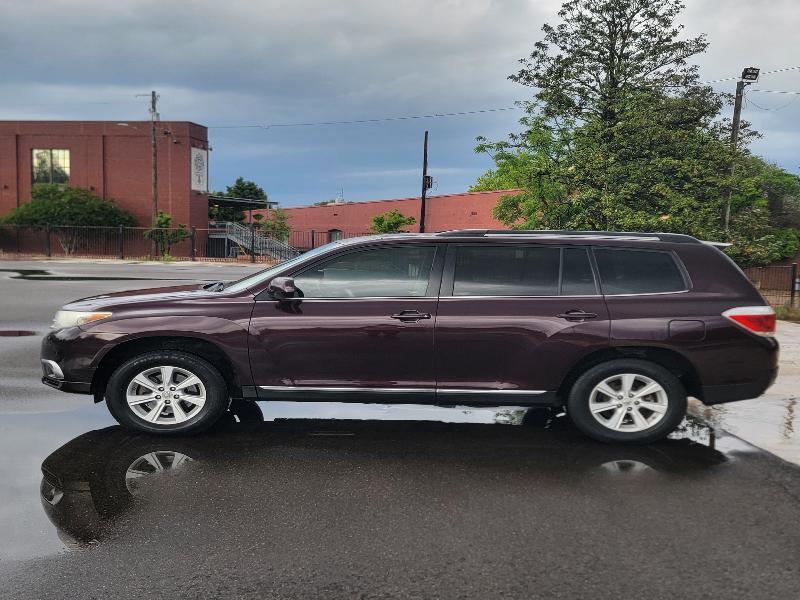 Toyota Highlander Base 2WD V6 2012