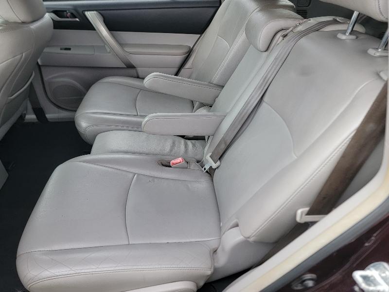 Toyota Highlander Base 2WD V6 2012